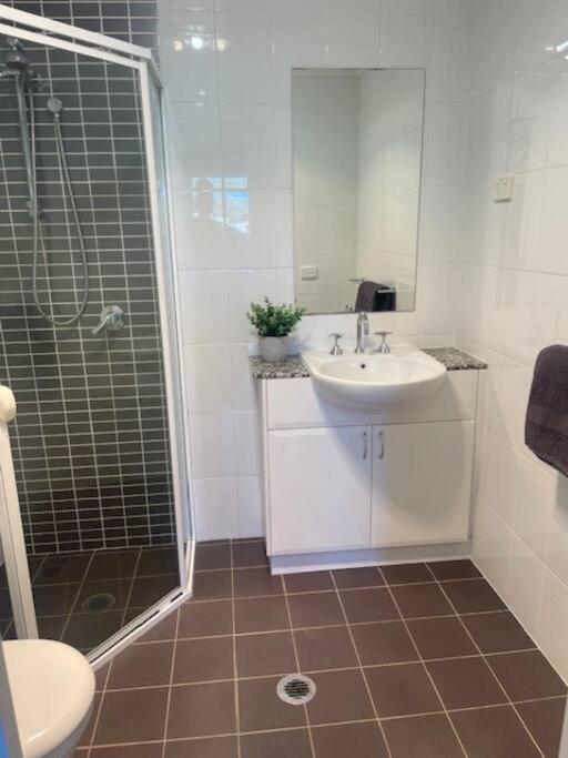 Qbn Cracker: 2Br, 2Ba, 2 Secure B/ Ment Car Parks Apartment Queanbeyan Exterior photo